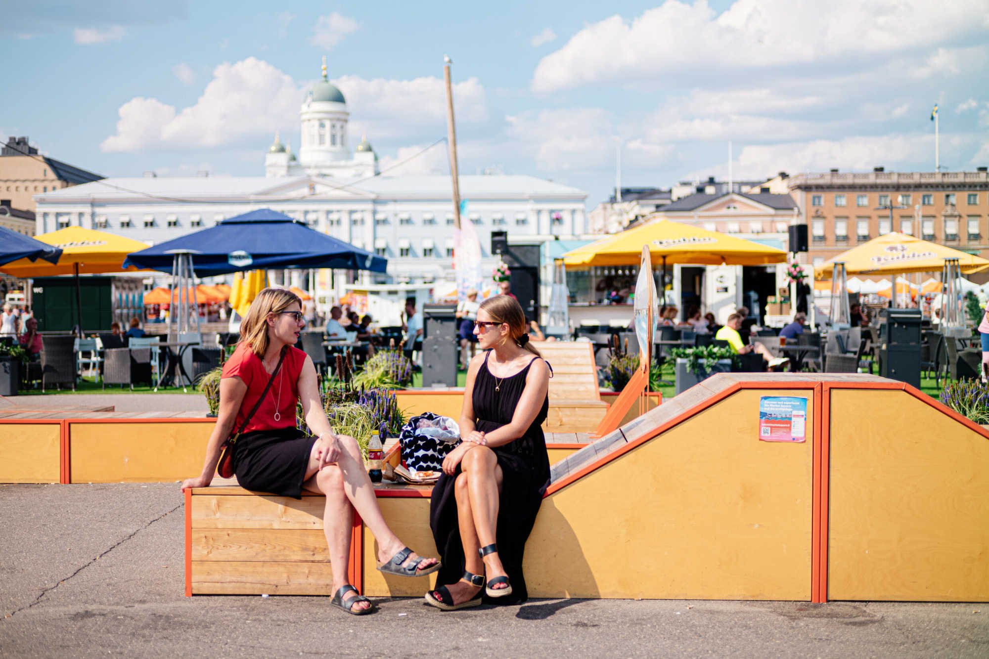 Women sitting at the Market Square_Jussi_Hellsten_city of Helsinki