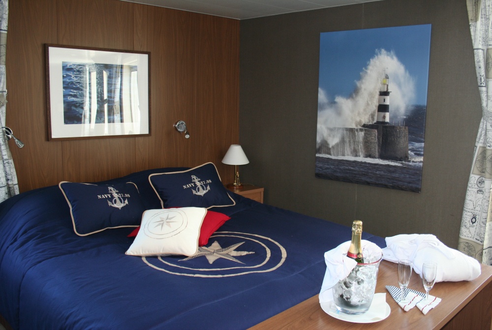Finnlines-70-Jahre_Kabine-Bett-Sekt_1000.jpg
