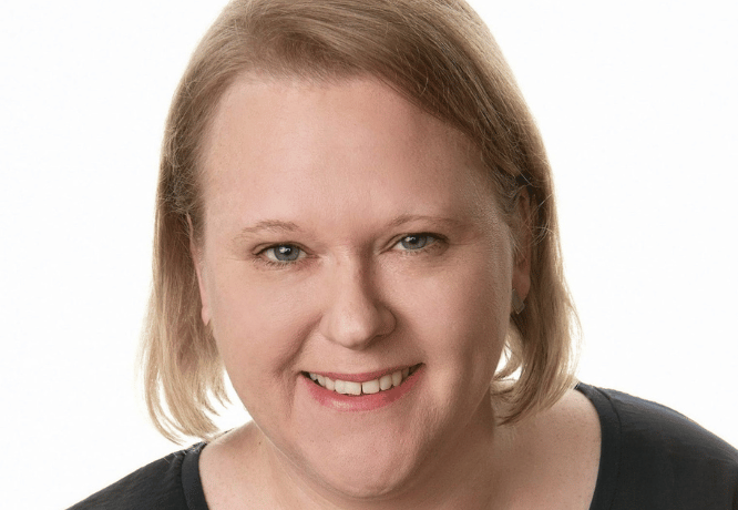 NordicMarketing Academyn opiskelija Anna katsoo kameraan ja hymyilee. 