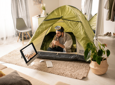 Man drinking tea in tent at home@shironosov 400x296