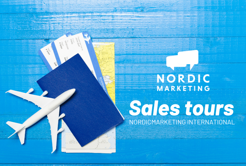 Travel objects on wooden background@FabrikaCr|NordicMarketing Sales Tour