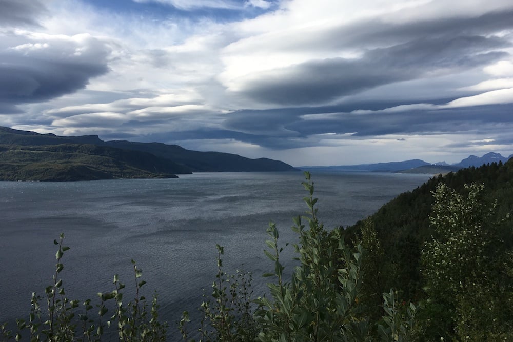Blick über norwegischen Fjord