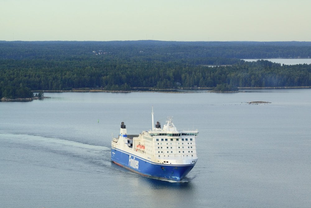 Finnlines STAR-Klasse-Schiff im Archipel von Helsinki