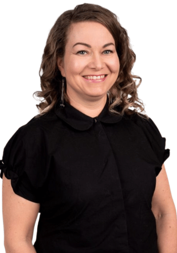 Jonna muurinen katsoo kameraan ja hymyilee. 