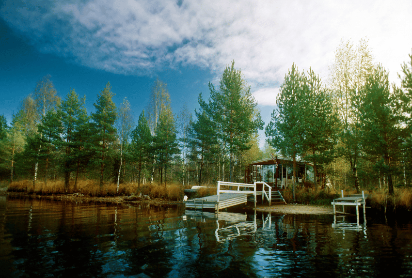 Mökki järven rannalla. 