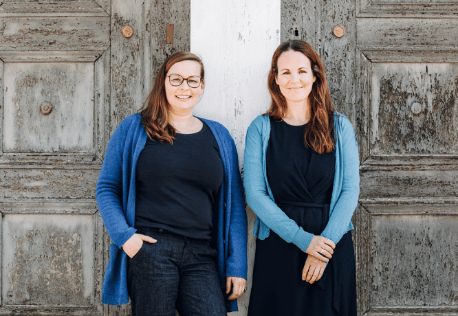  Fjordkind-Reisen toimiston omistajat, Corinna ja Anna katsovat kameraan ja hymyilevät. 