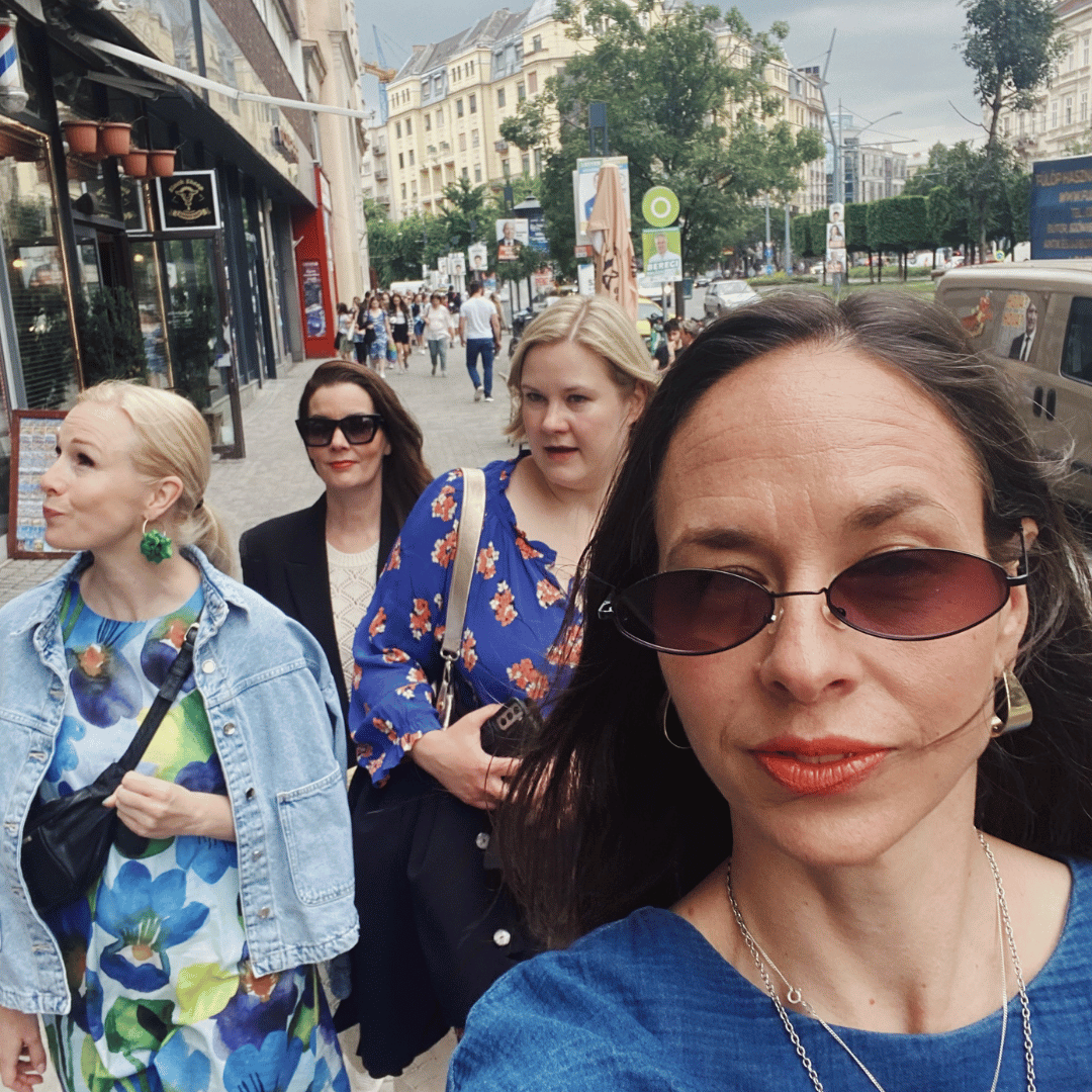 Suvi, Greta, Pia ja Liisa tutustumassa kaupunkiin. 