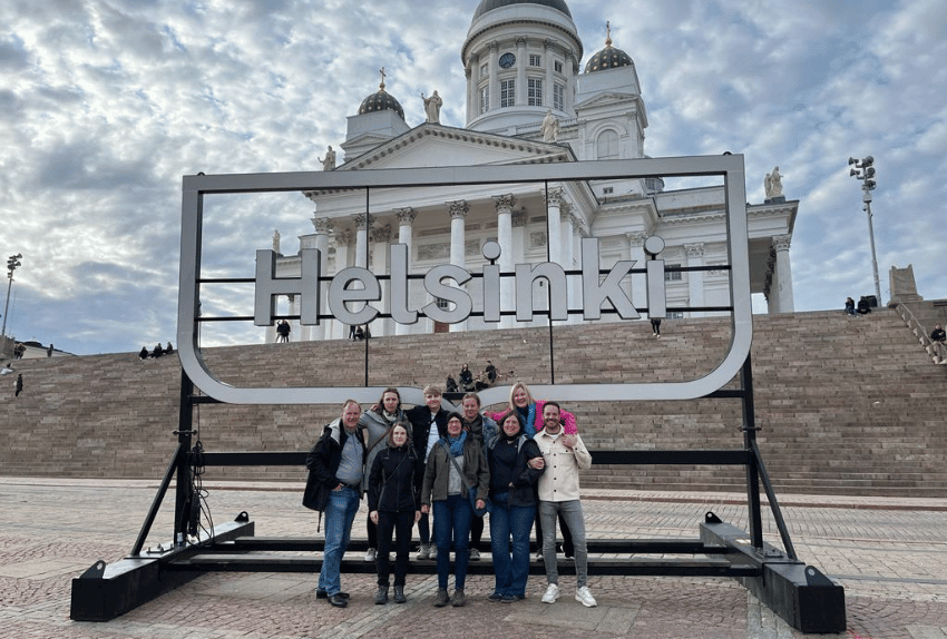 Matkanjärjestäjäryhmä poseeraa senaarintorilla. 
