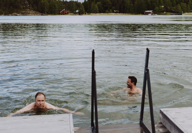 Saksalaiset matkanjärjestäjät uimassa. 