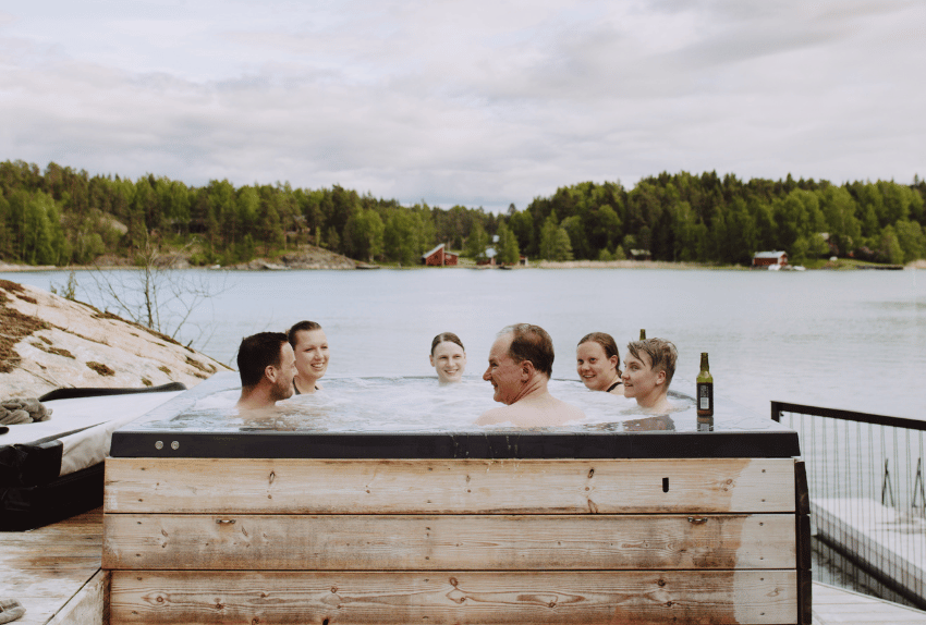 Matkanjärjestäjät paljussa. 
