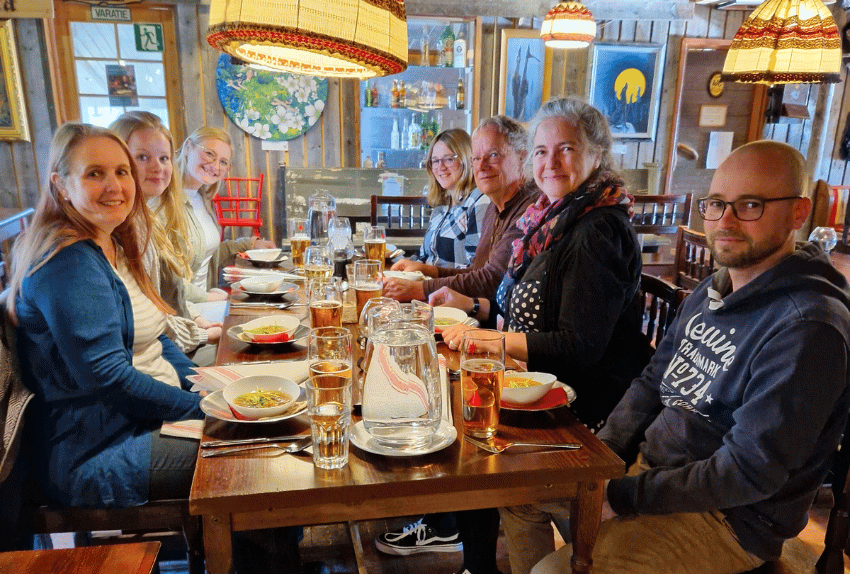 Saksalaiset matkanjärjestäjät illallispöydässä. 