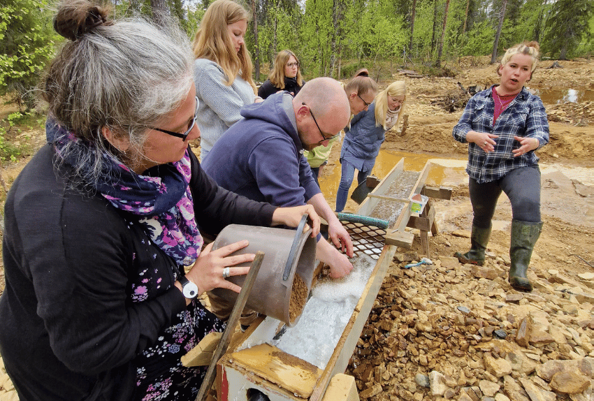 Saksalaiset matkanjärjestäjät huuhtomassa kultaa. 