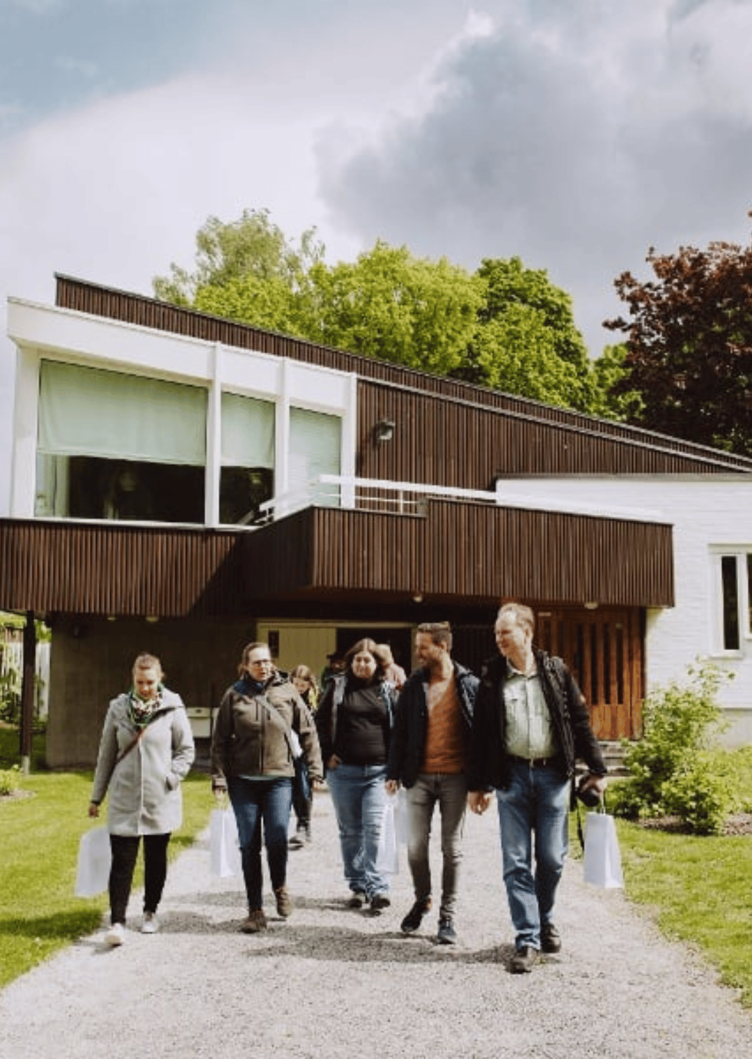 Saksalaiset matkanjärjestäjät kävelevät ulos Villa Skeppetistä. 