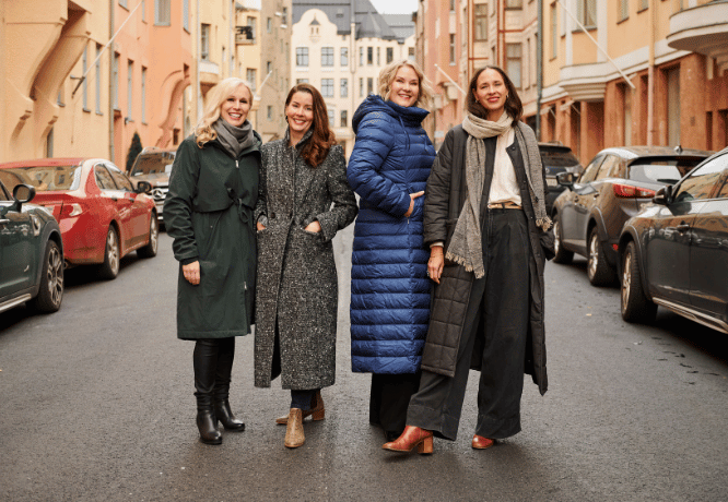 NordicMarketing-tiimi kuvattuna Katajanokan kadulla. 
