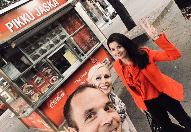 Suvi Ahola, Jan Badur ja Greta Tanskanen yhteisellä työreissulla Helsingissä. 