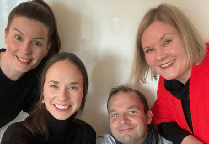 Greta Tanskanen, Liisa Tuokko, Jan Badur ja Pia Manninen katsovat kameraan ja hymyilevät. 