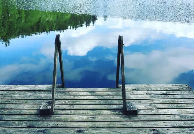 Näkymä Suomen kansallispuistosta Hillosensalmelta, laituri ja lampi. 