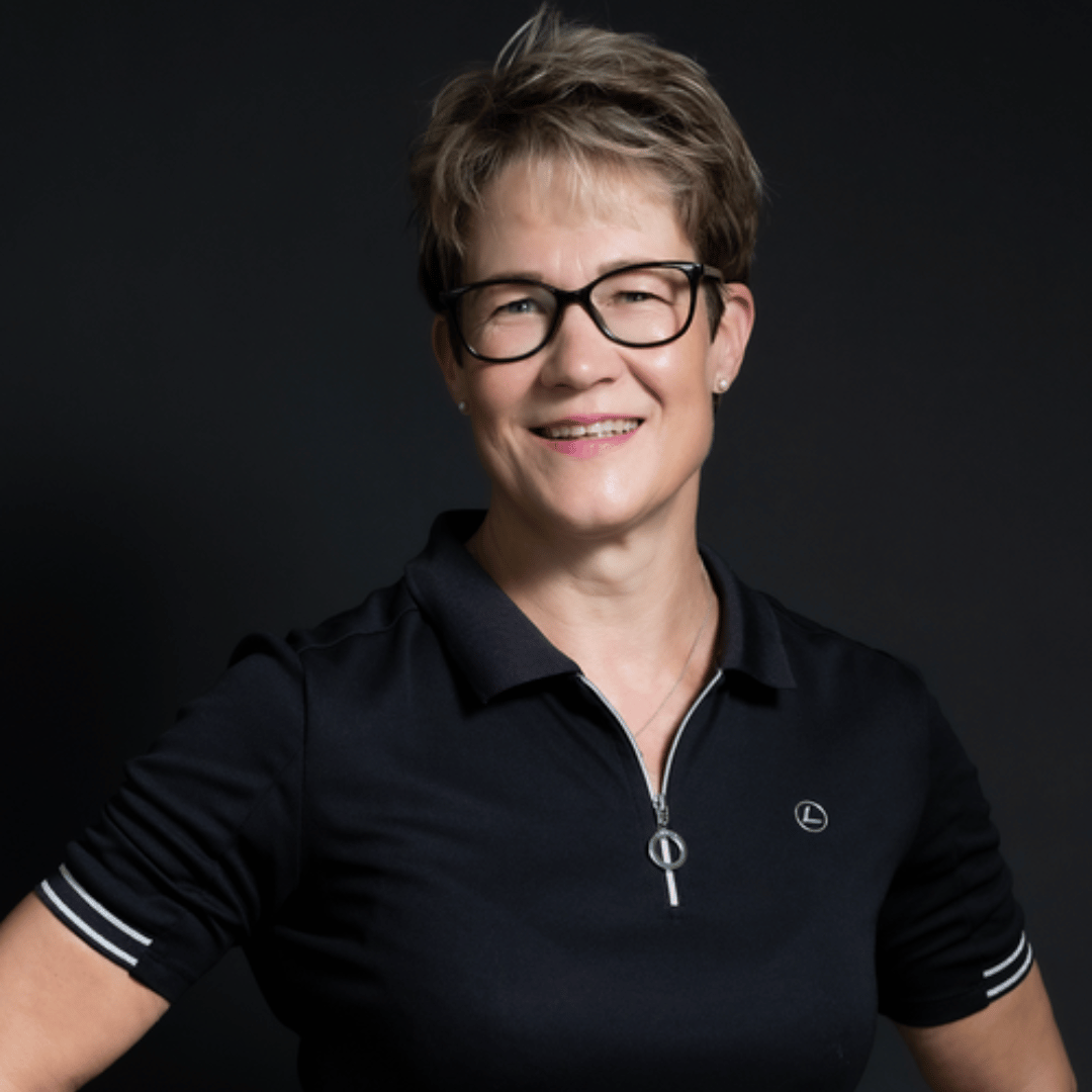 Kirsi Mikkola katsoo kameraan ja hymyilee. 