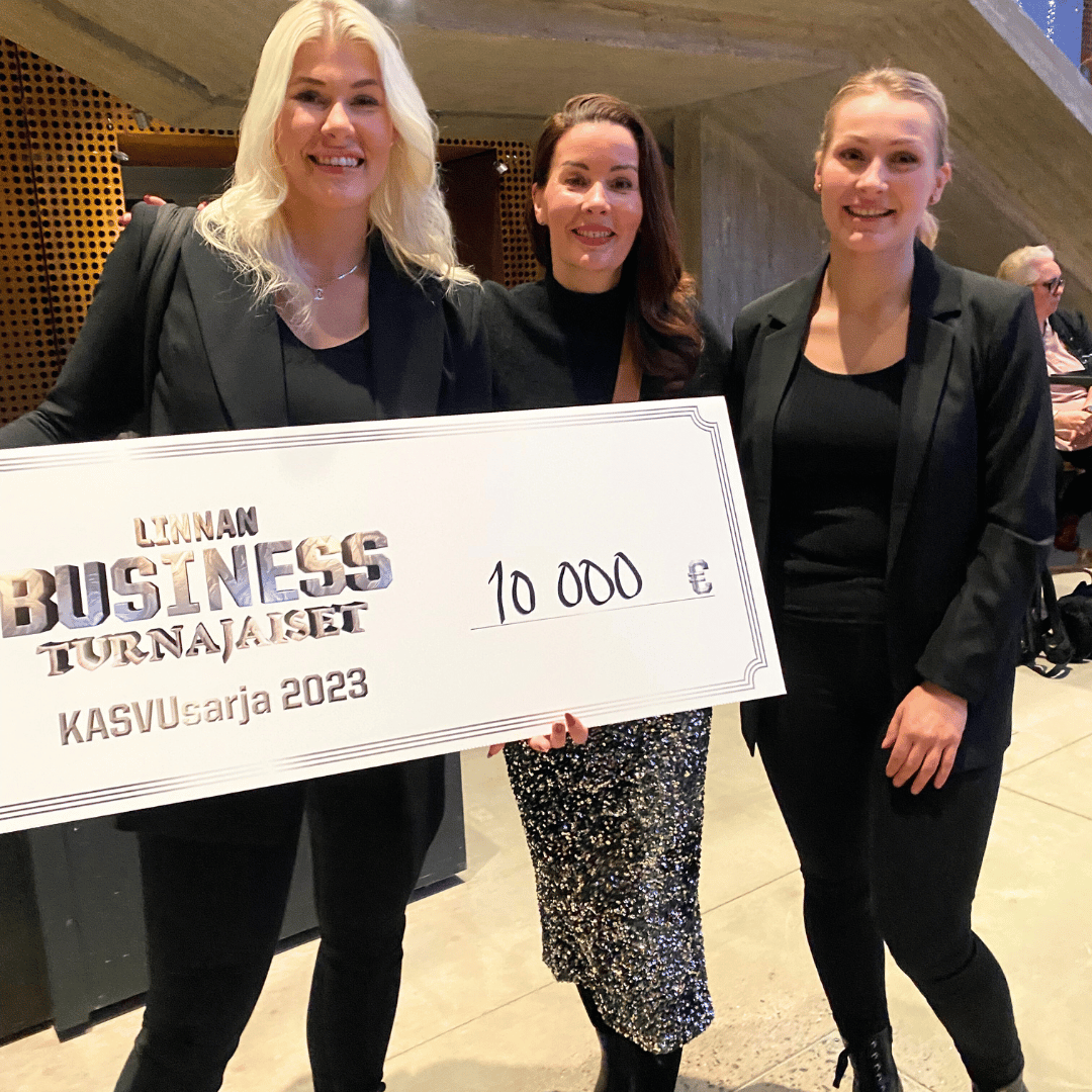 Hotelli Emilian finaaliosallistujat ja Greta Tanskanen poseeraavat 10 000 euron voittostipendin kanssa. 