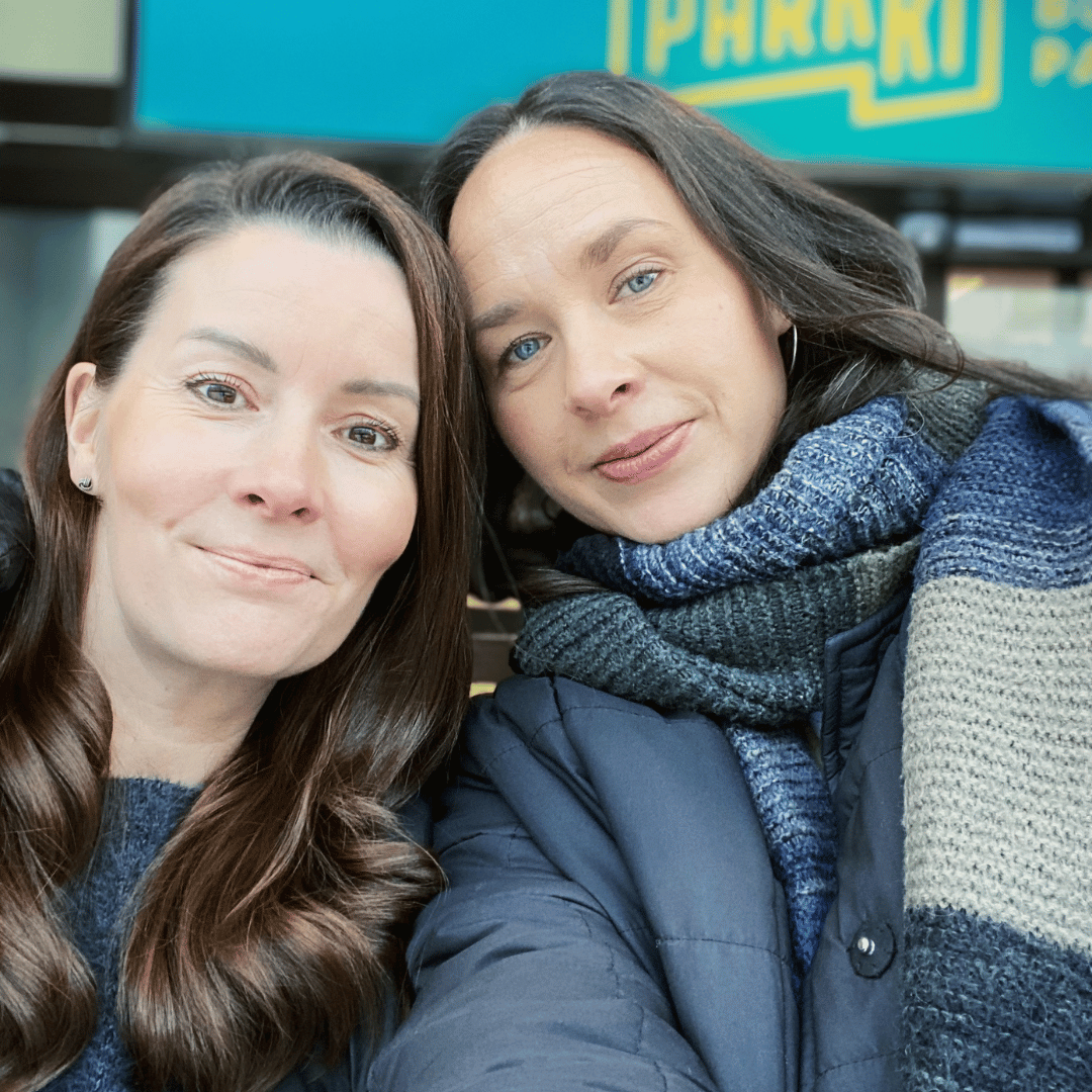 Greta Tanskanen ja Liisa Tuokko katsovat kameraan ja hymyilevät. 