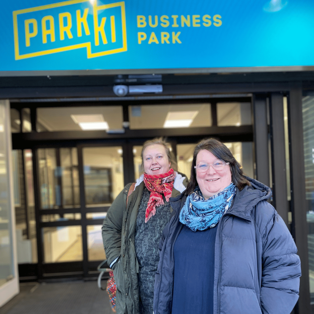 Naivistit-Säätiön vastaavat poseeraavat Hämeenlinnan Business Parkin edessä. 