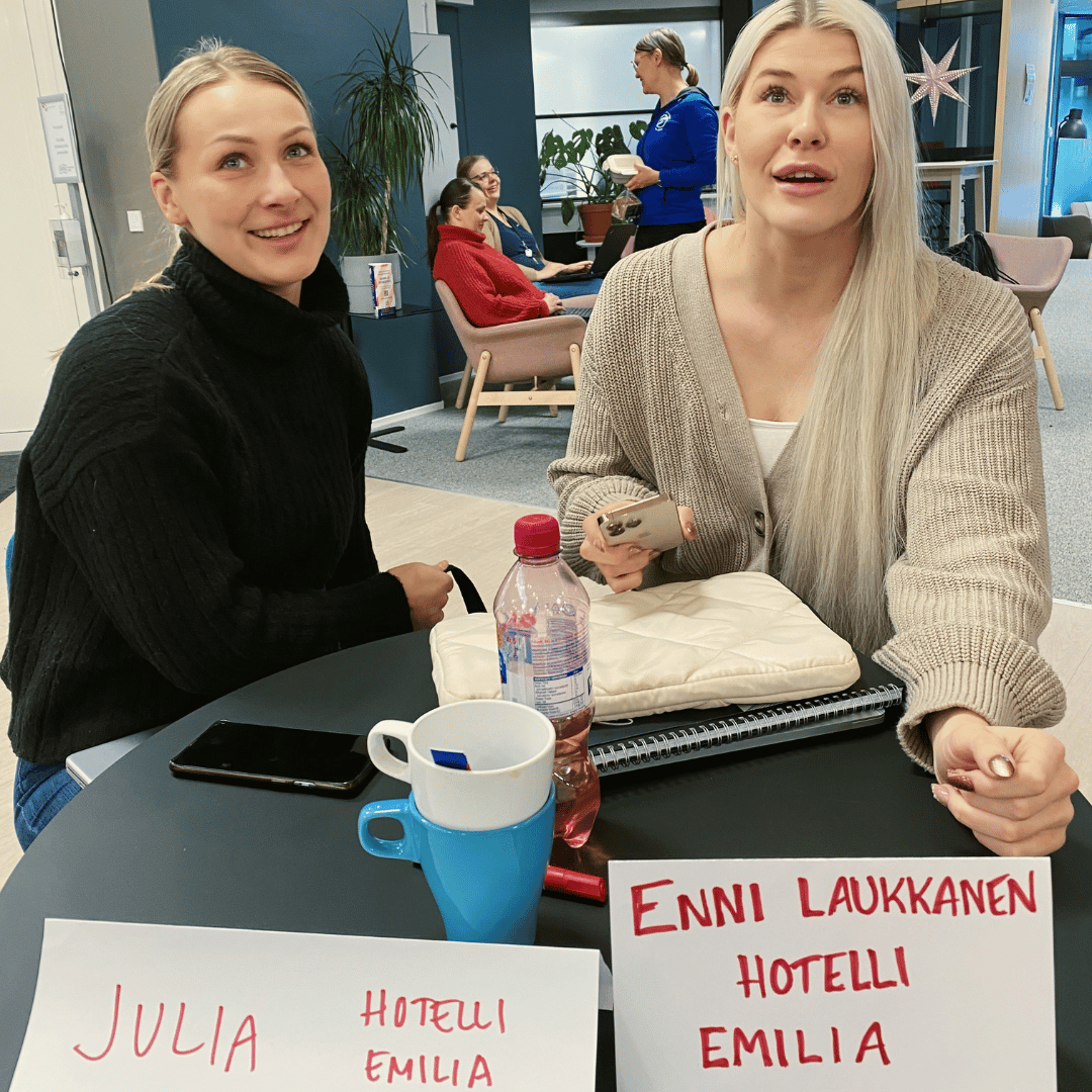 Hotelli Emilian myynti- ja markkinointivastaavat koulutuspäivässä. 