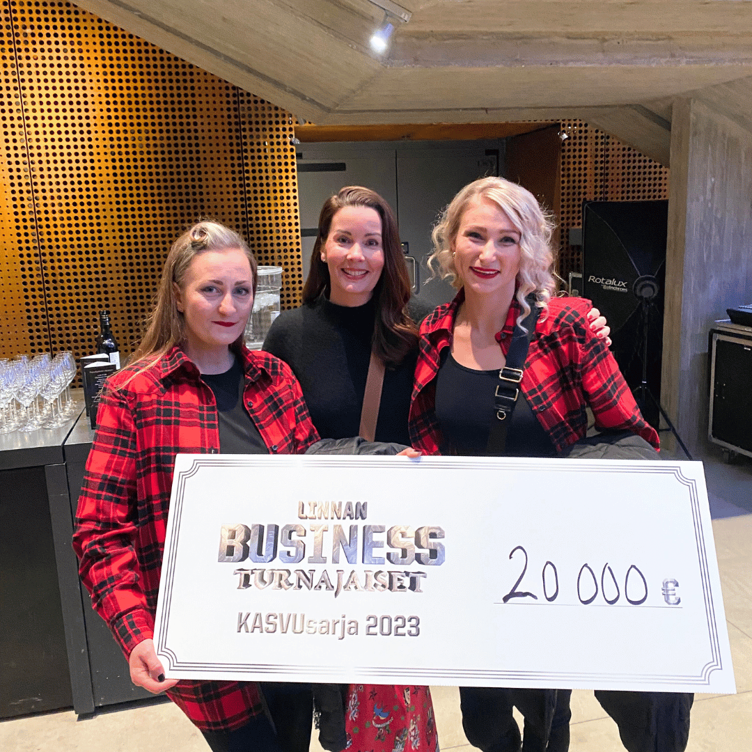 KASVUsarjan voittajat, Leppäniemen hirsihuvilat ja Greta Tanskanen poseeraavat 20 000 € palkintostipendin kanssa. 