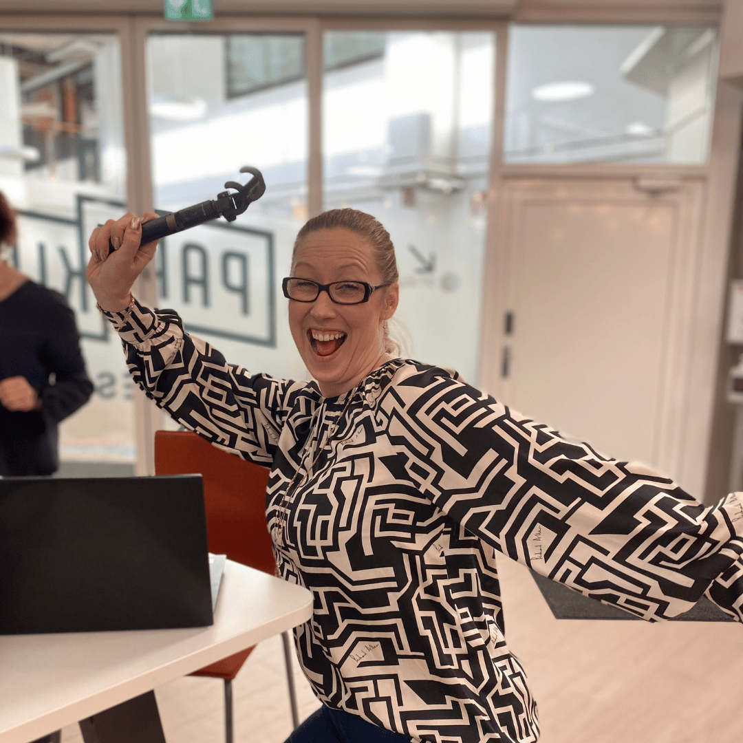Outi leikittelee selfiekepillä ja tekee hauskan ilmeen. 