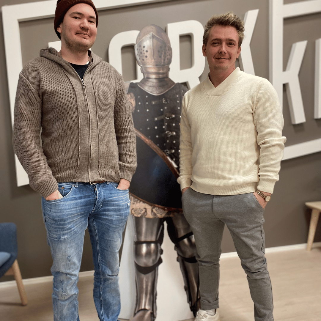 Puisto Brgr ravintoloistijat poseeraavat kameralle kädet taskussa. 