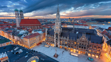 Munich valaistuna kesäiltana. 