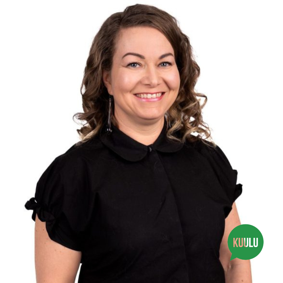 Jonna Muurinen katsoo kameraan ja hymyilee. 