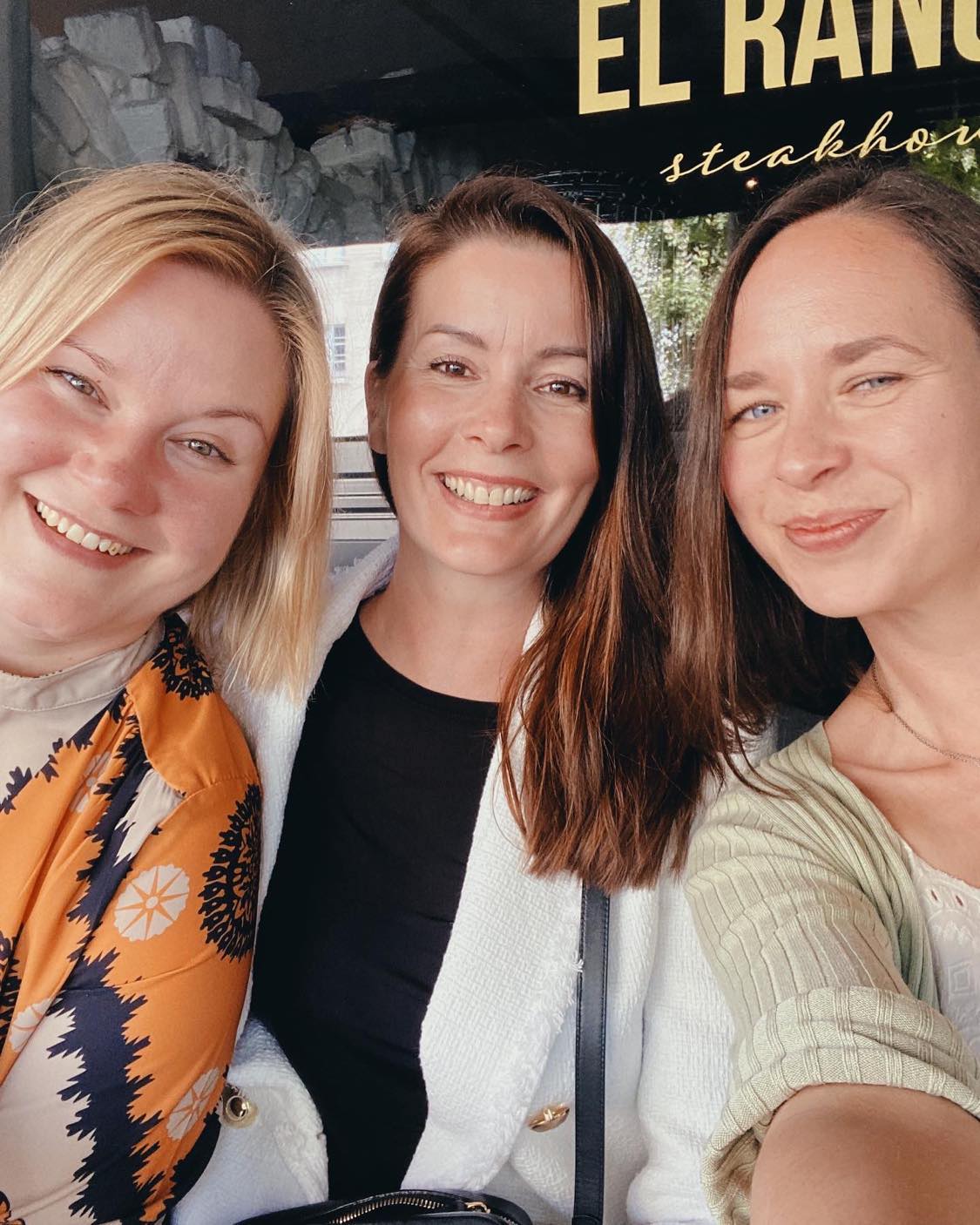 Pia Manninen, Greta Tanskanen ja Liisa Tuokko Bochumissa. 