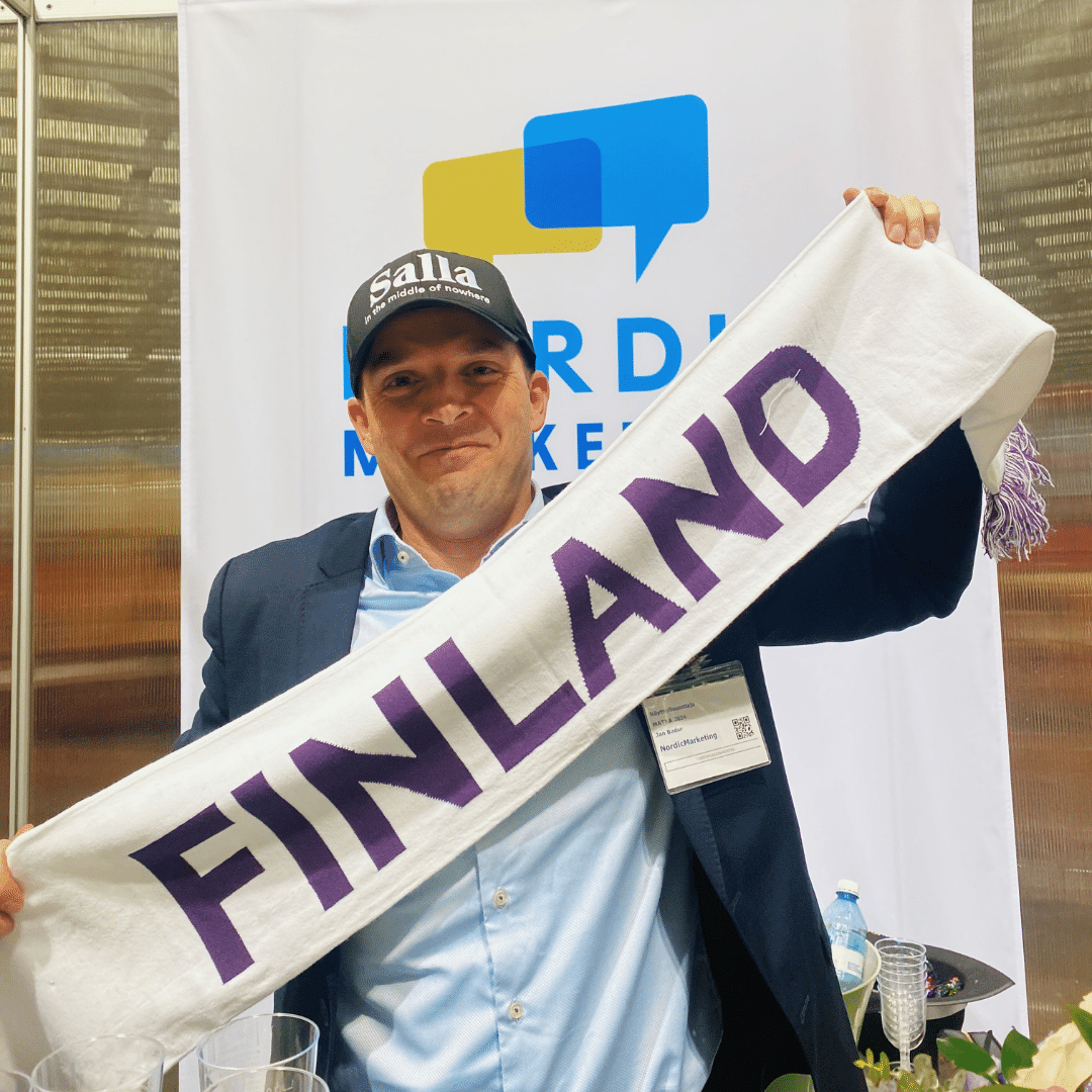 Jan Badur pitelee huivia, jossa lukee Finland