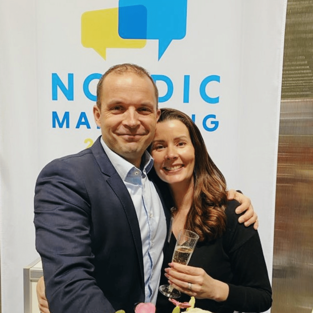 NordicMarketing omistajat poseeraavat juhlavuoden kuvassa. 