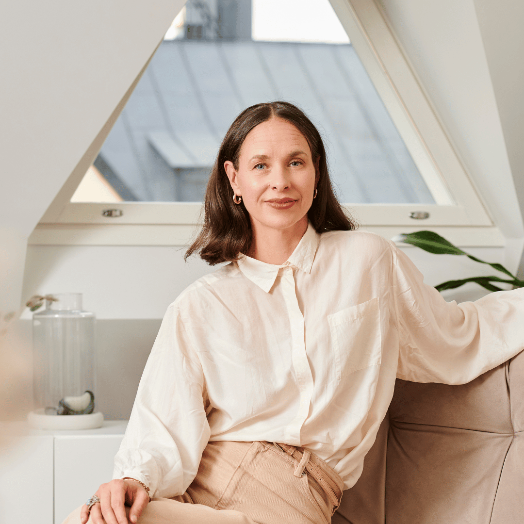 Liisa Tuokko katsoo kameraan ja hymyilee. 