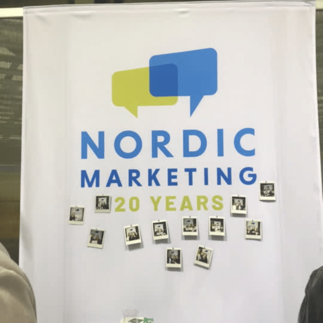 NordicMarketing osaston seinälle on ripustettu polaroidkuvia. 