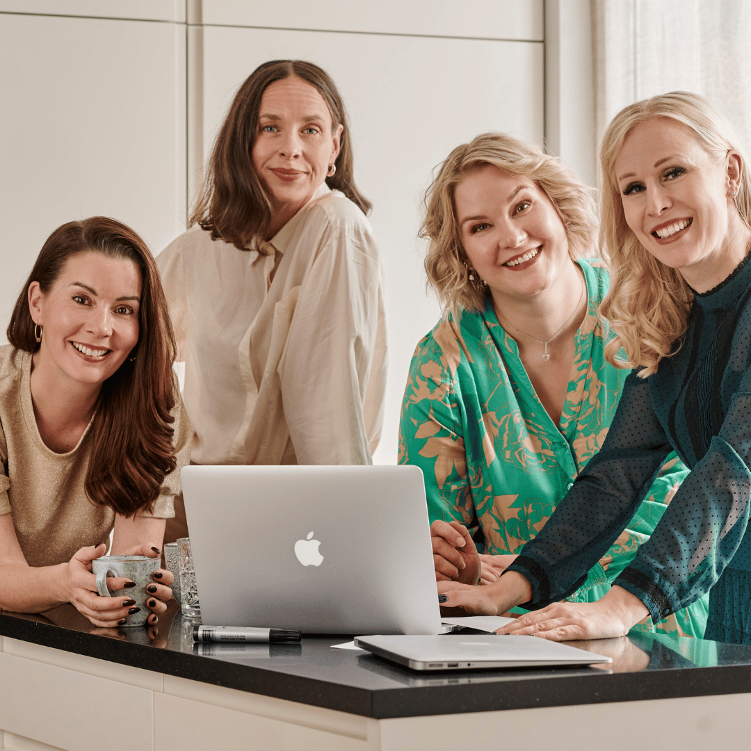 Greta, Liisa, Pia ja Suvi katsovat kameraan ja hymyilevät. 