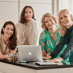 Greta, Liisa, Pia ja Suvi katsovat kameraan ja hymyilevät. 
