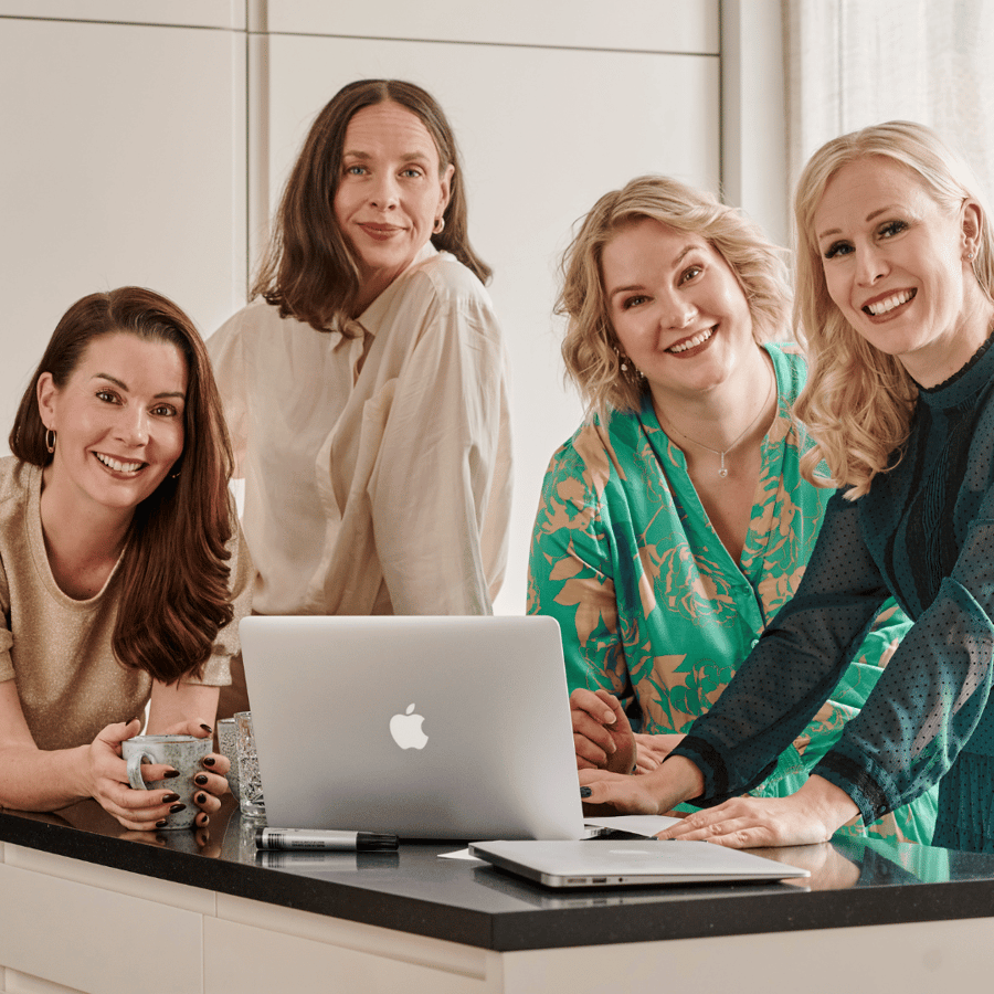 Greta, Liisa, Pia ja Suvi katsovat kameraan ja hymyilevät. 