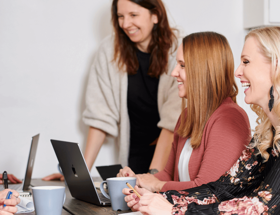 NordicMarketing tiimi järjestää yhdessä virtuaalitapaahmista työpöydän ääressä. 