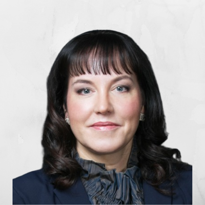 Minttu Lampinen katsoo kameraan ja hymyilee.