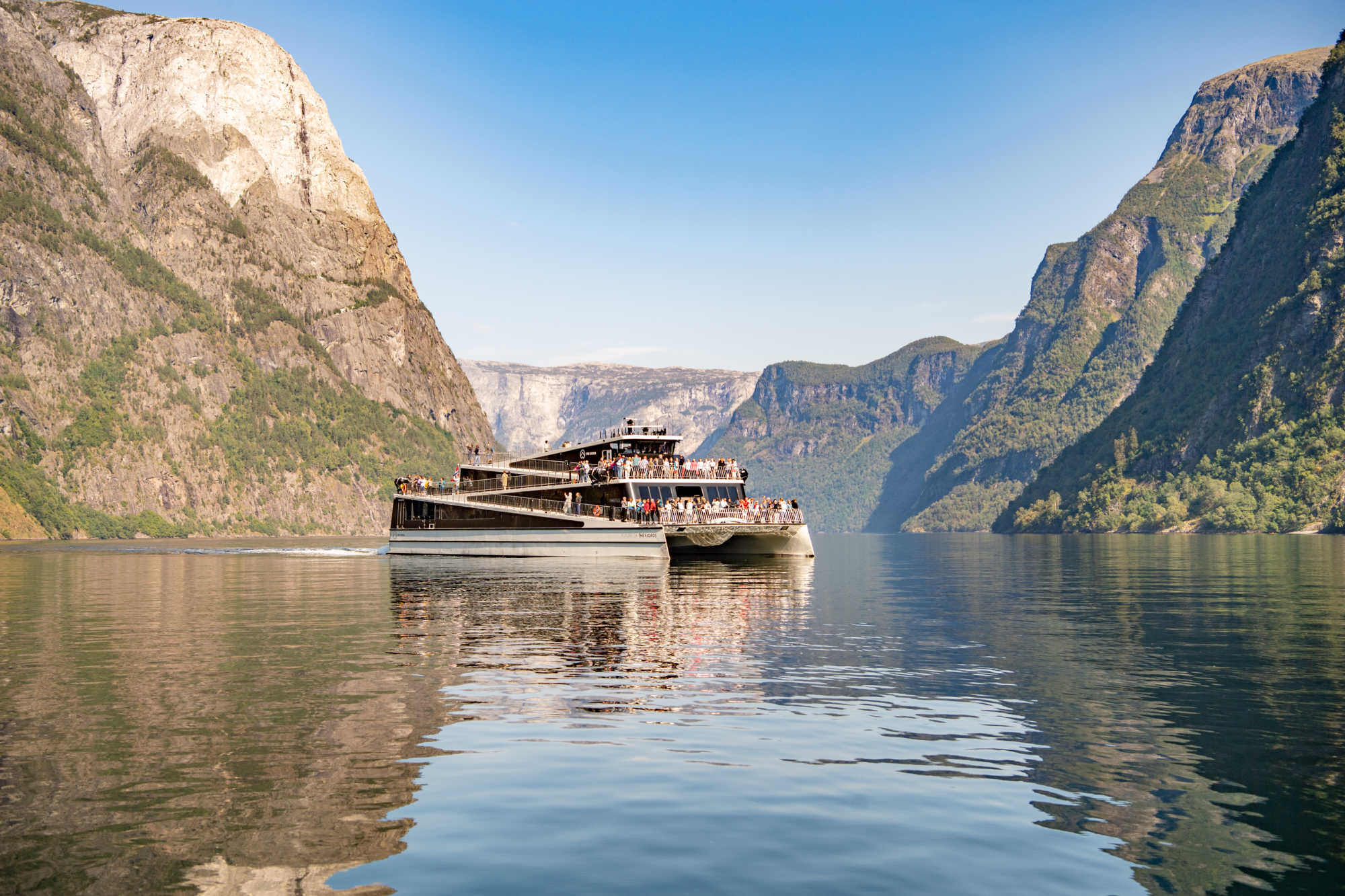 The Fjords Schiff auf dem Nærøyfjord