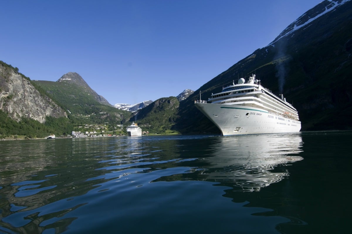 Kreuzfahrtschiff im Geiranger-Fjord.