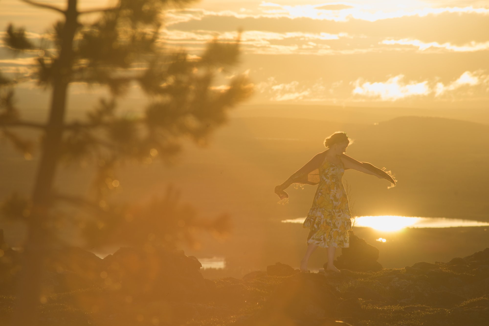 Levi_Woman dancing in midnight sun_  © Visit Levi