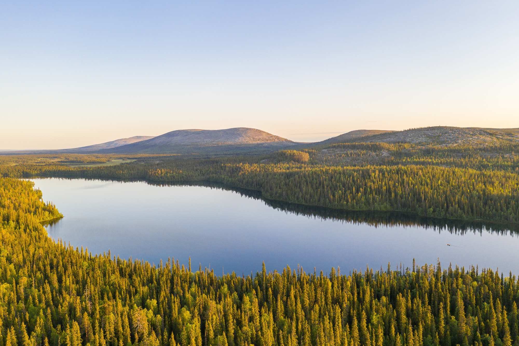 Yllas midnight sun lake Pyhajarvi fell view © Visit Ylläs