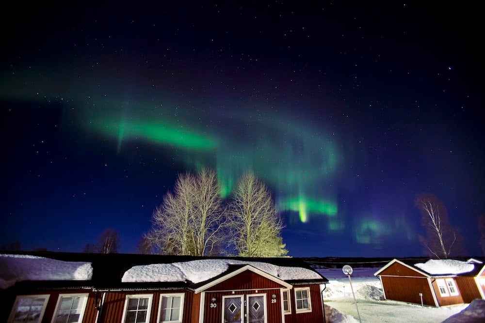 Nordlichter über der Norrsken Lodge