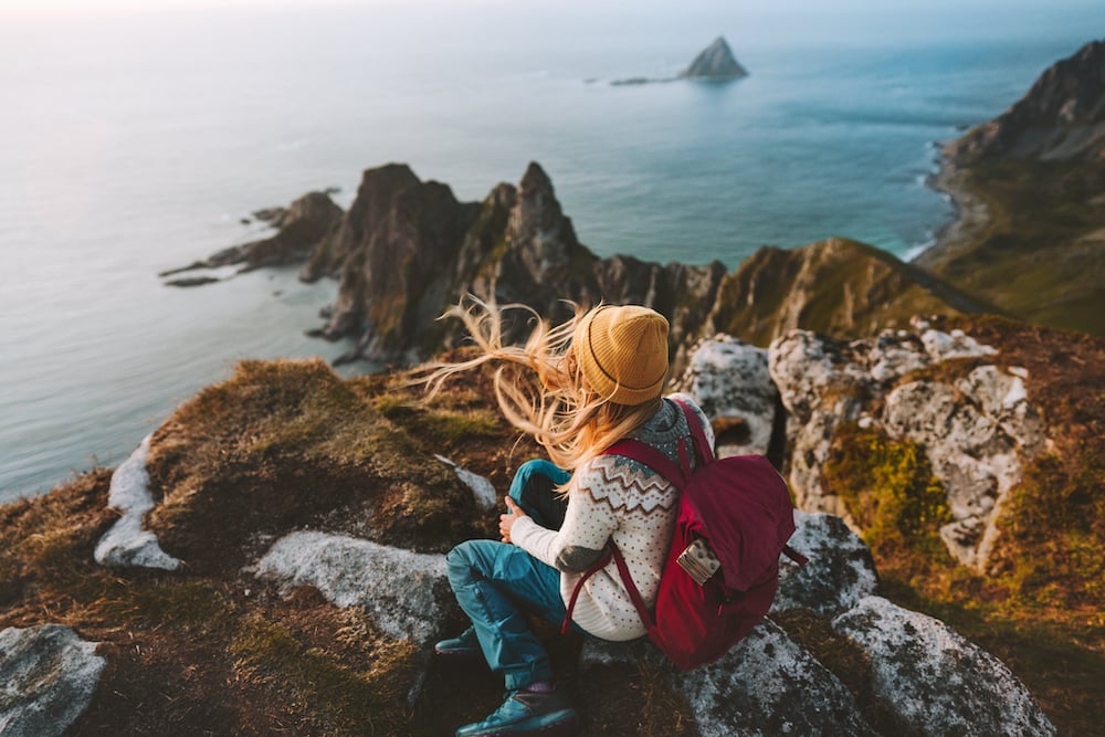 Norwegen Abenteuerurlaub Frau Wandern © istock gekauft