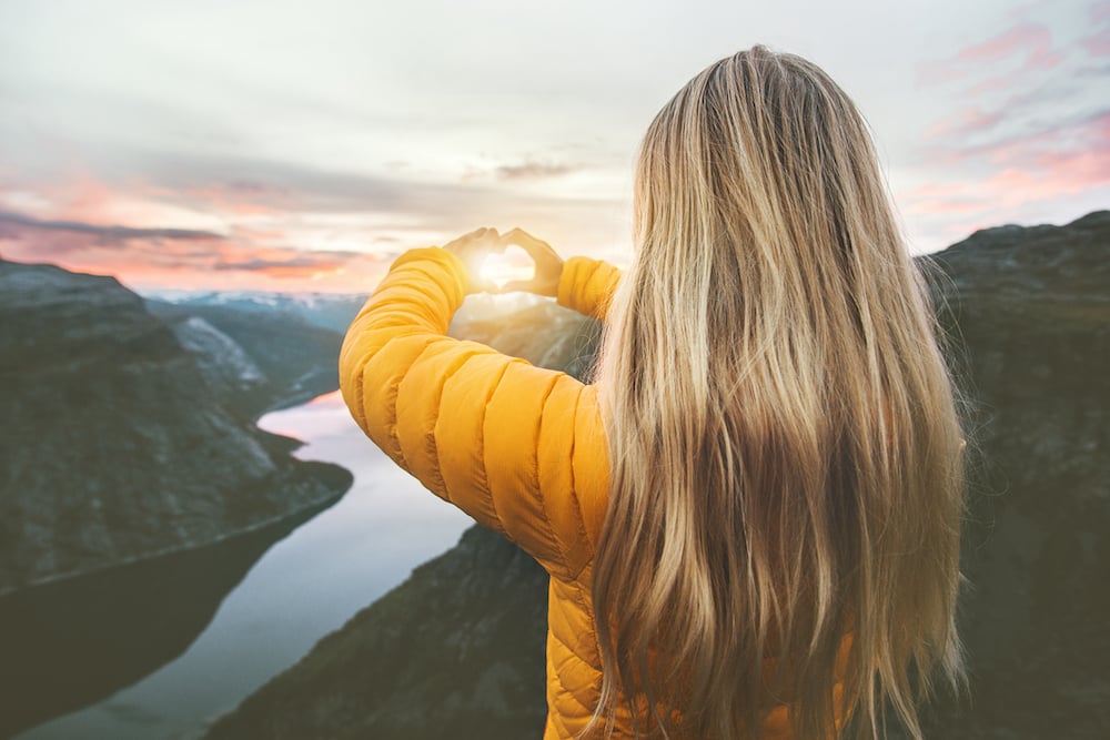 Norwegen Woman traveling in sunset mountains © istock gekauft