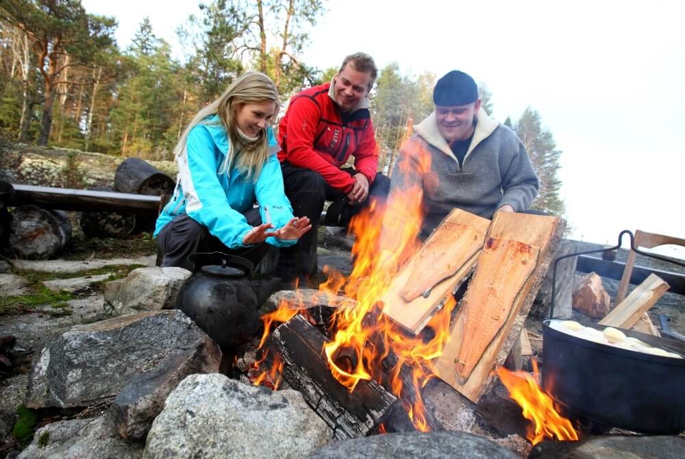 goSaimaa_Outdoor-meal-by-fire