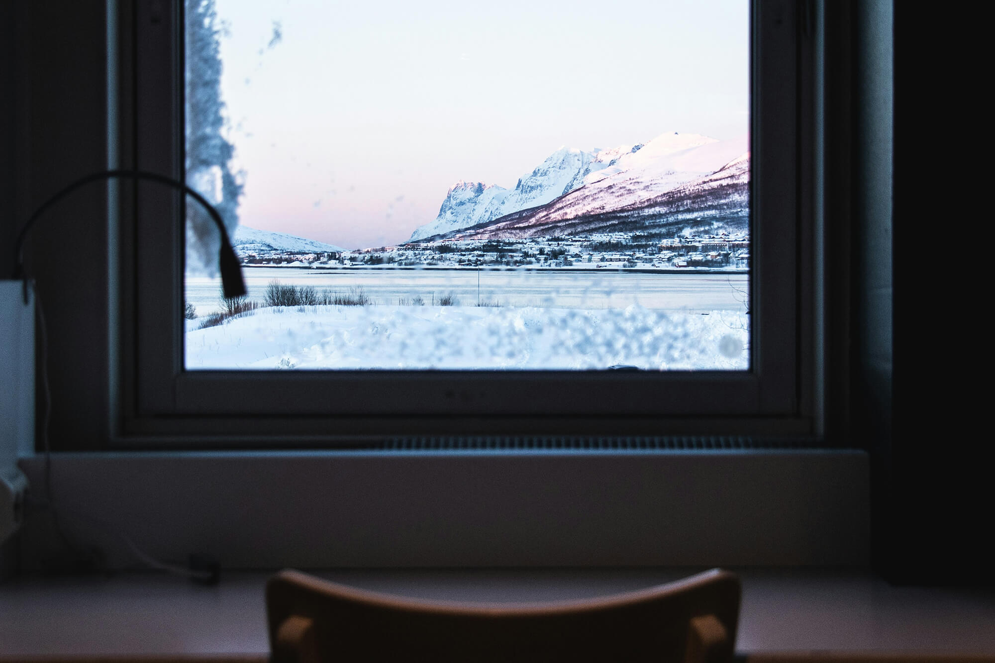Norway out of the window © Angela Compagnone Unsplash